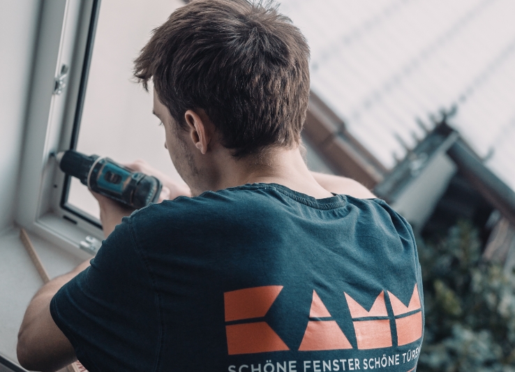 Kamm Mitarbeiter bei der Fenstermontage