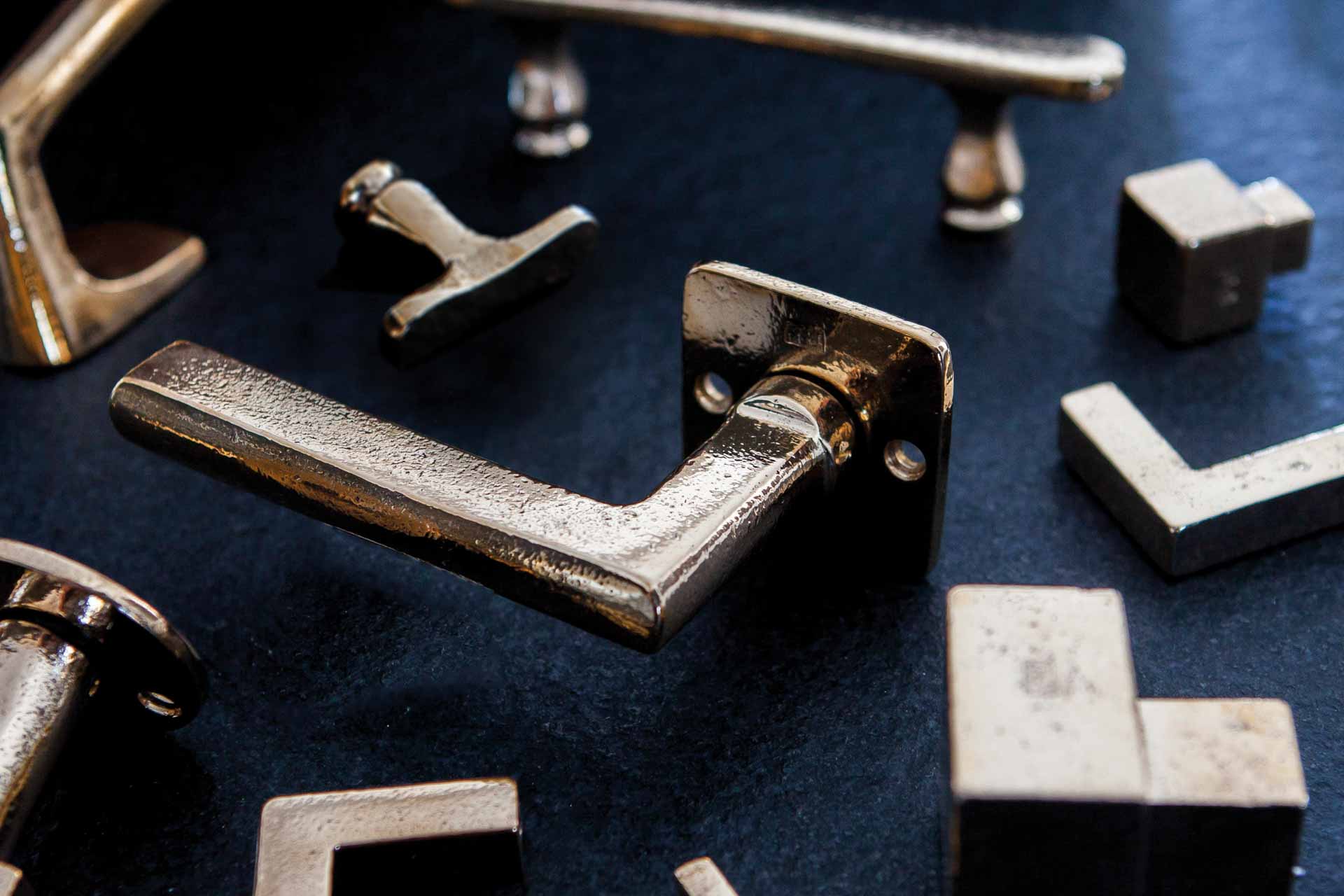 Verschiedene hochwertige Beschläge und Griffe aus Metall für Türen und Fenster.