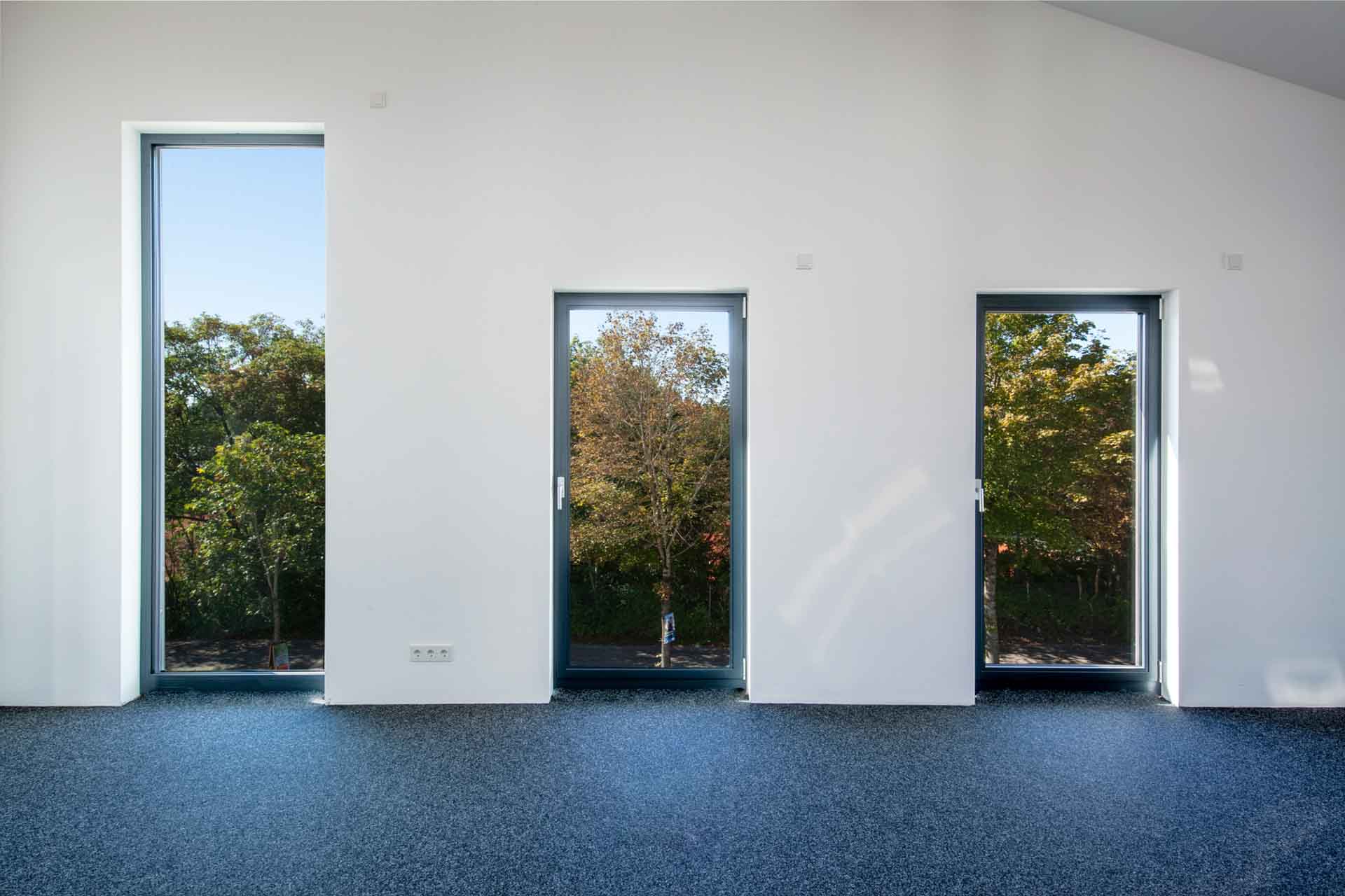 Hohes Aluminium Fenster und zwei Fenstertüren in Germering.