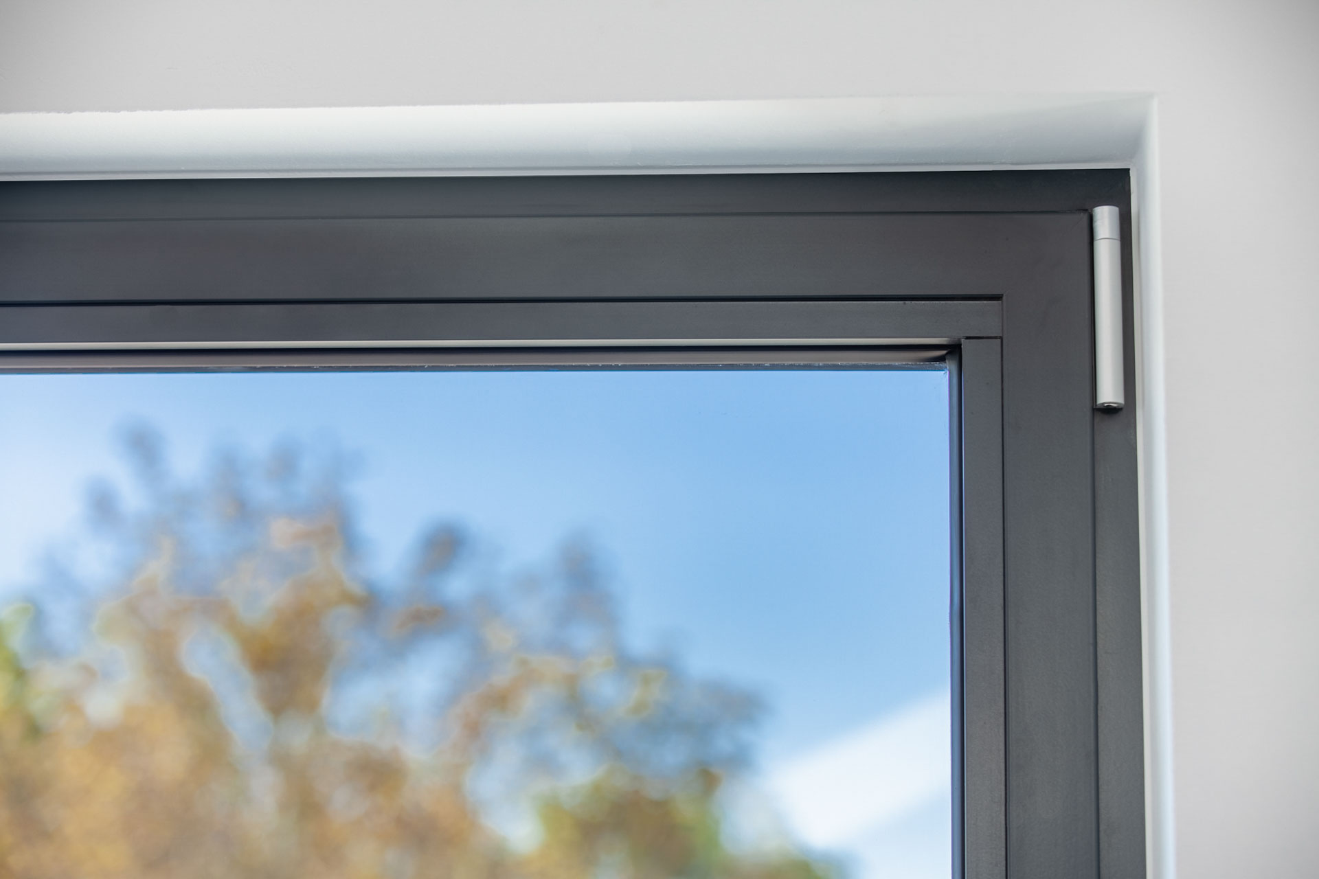 Detailaufnahme des dunkelgrauen Rahmens vom Aluminium Fenster in Germering.