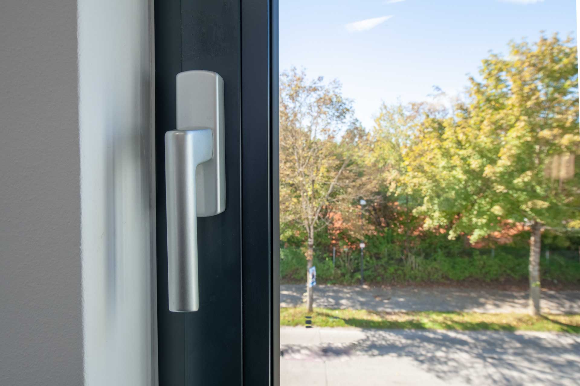 Aluminium Fenster mit modernem Aluminium-Fenstergriff in Germering.