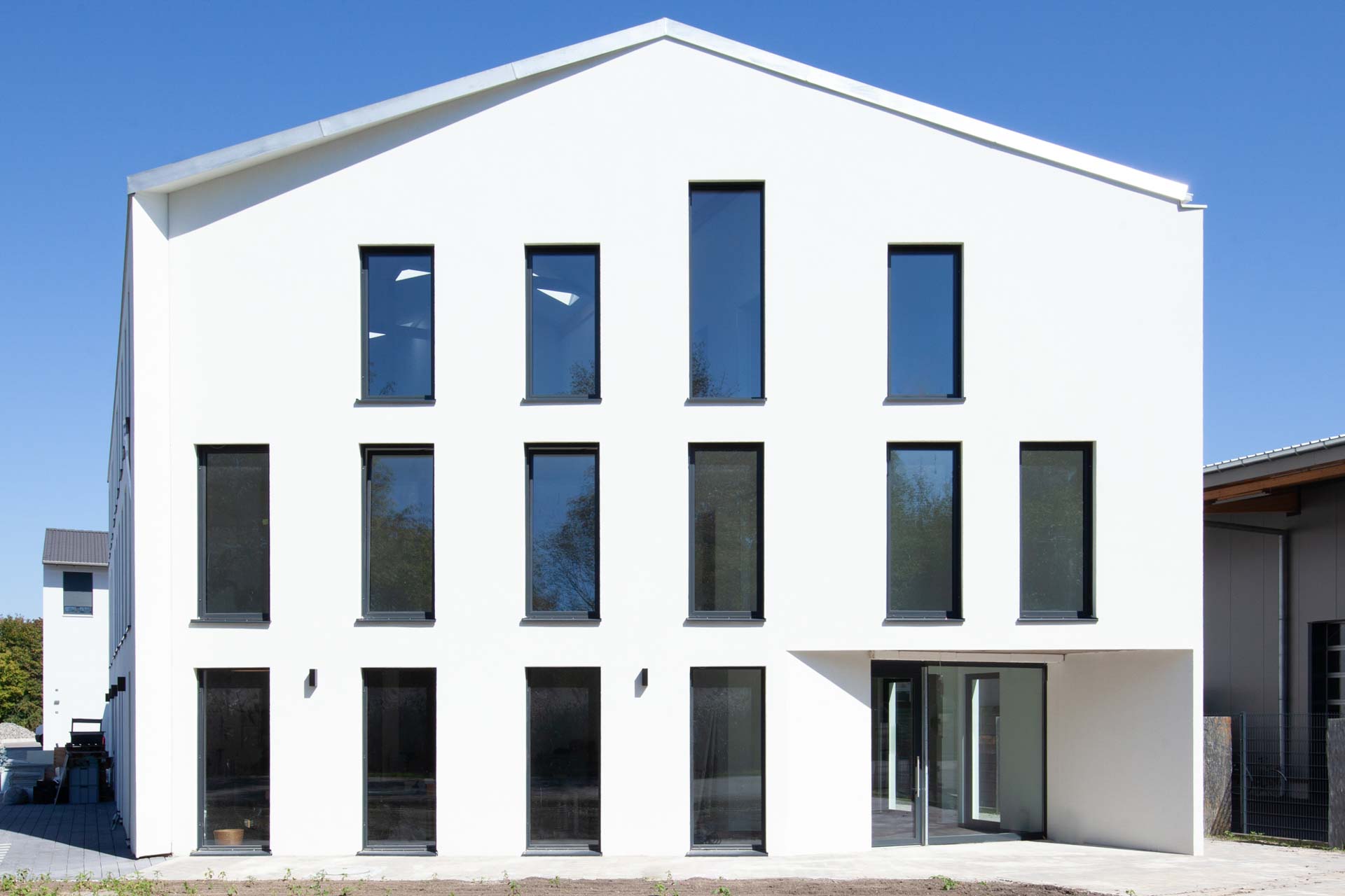 Neubau-Fassade mit vielen Aluminium Fenstern in Germering