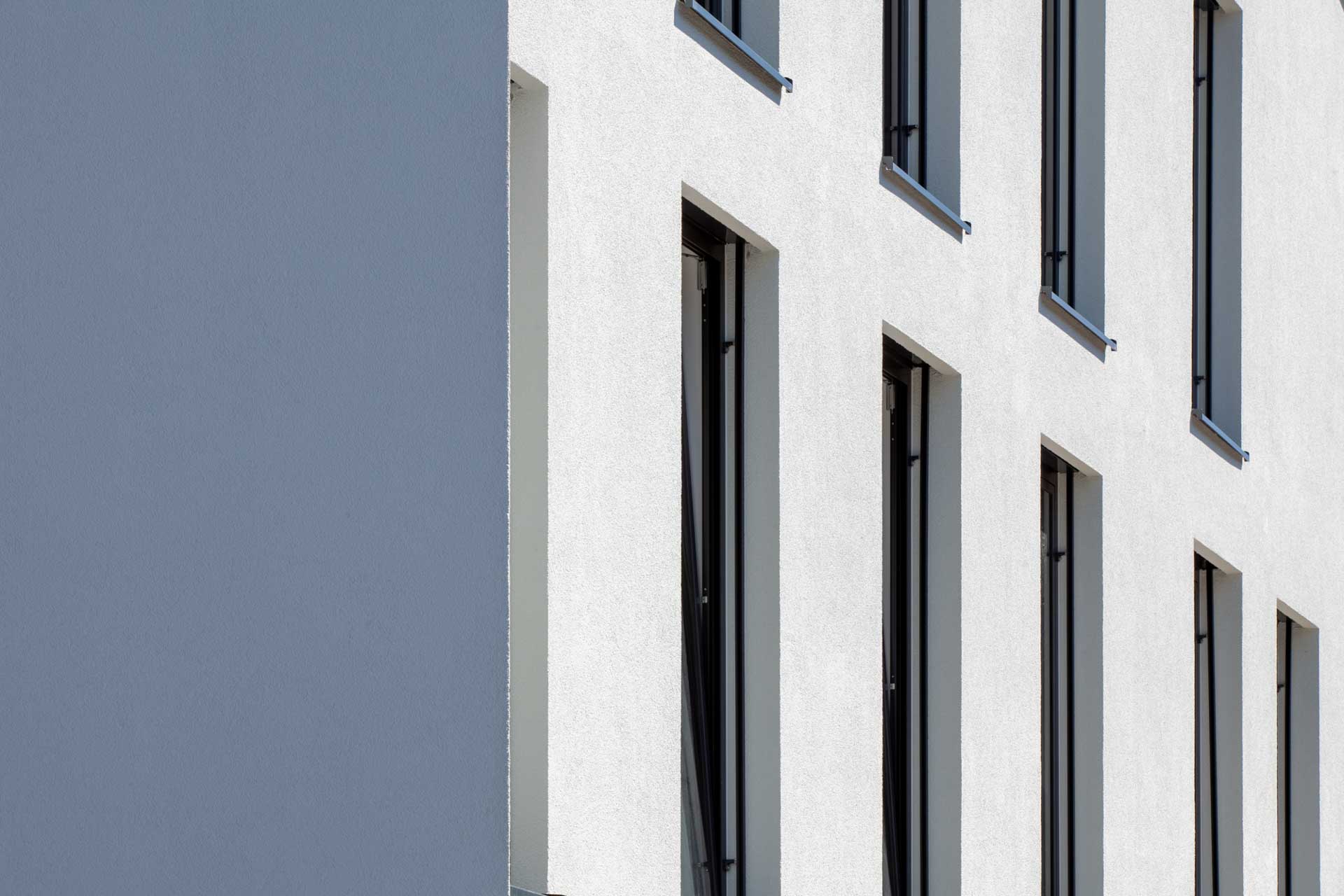 Aluminium Fenster in einer modernen weißen Fassade.