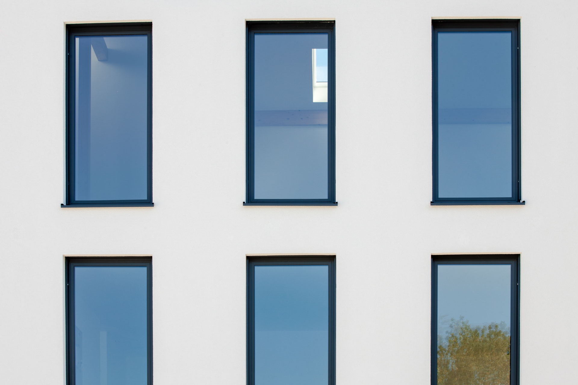 Detail der Fassade mit dunklem Rahmen der Aluminium Fenster