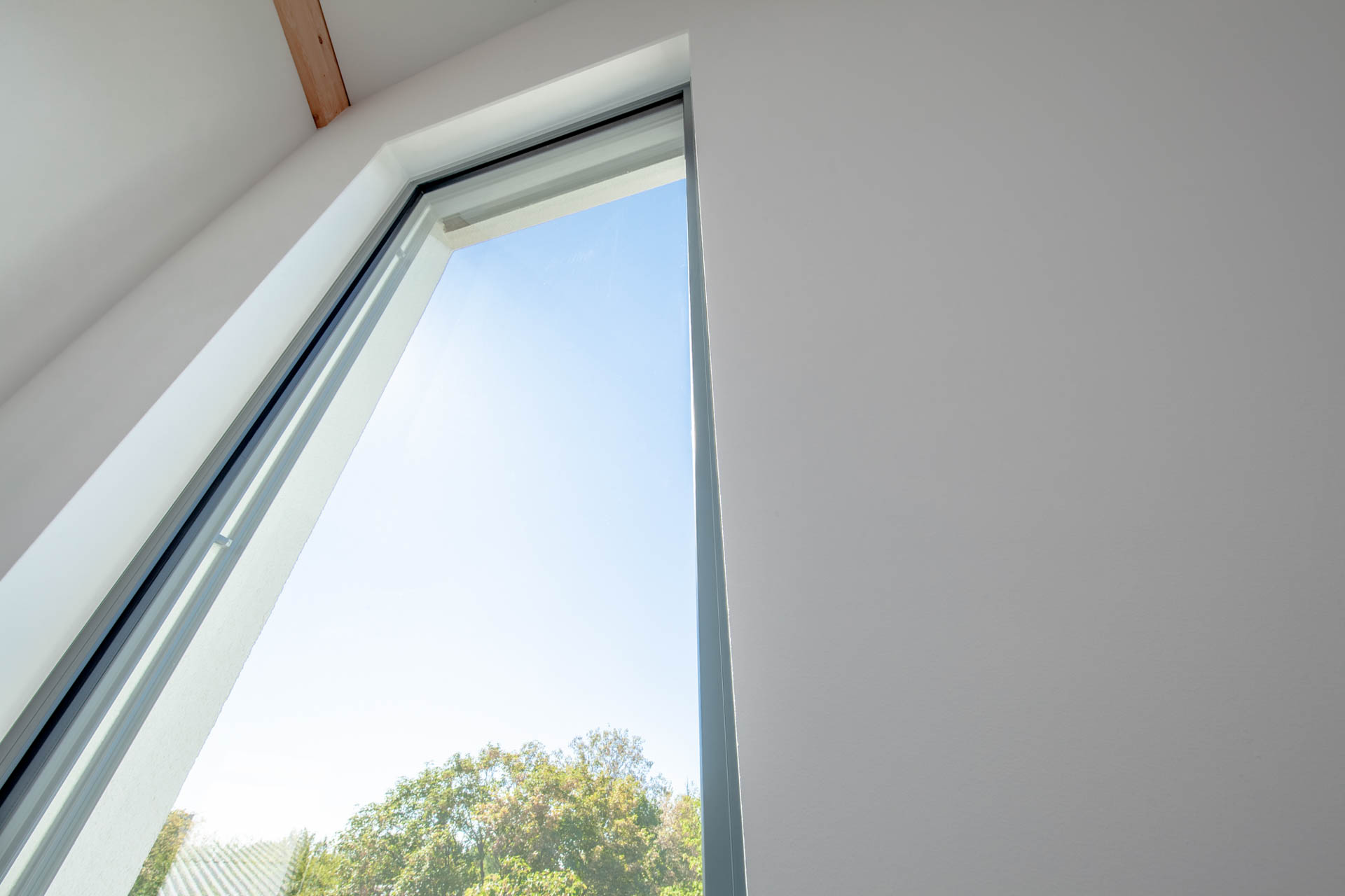Aluminium Fenster unter der Dachschräge für viel Lichteinfall.
