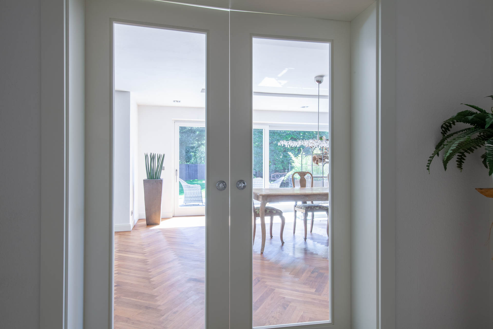 Doppelflügelige Innentür aus weißem Glas für den Wohnbereich in Germering.