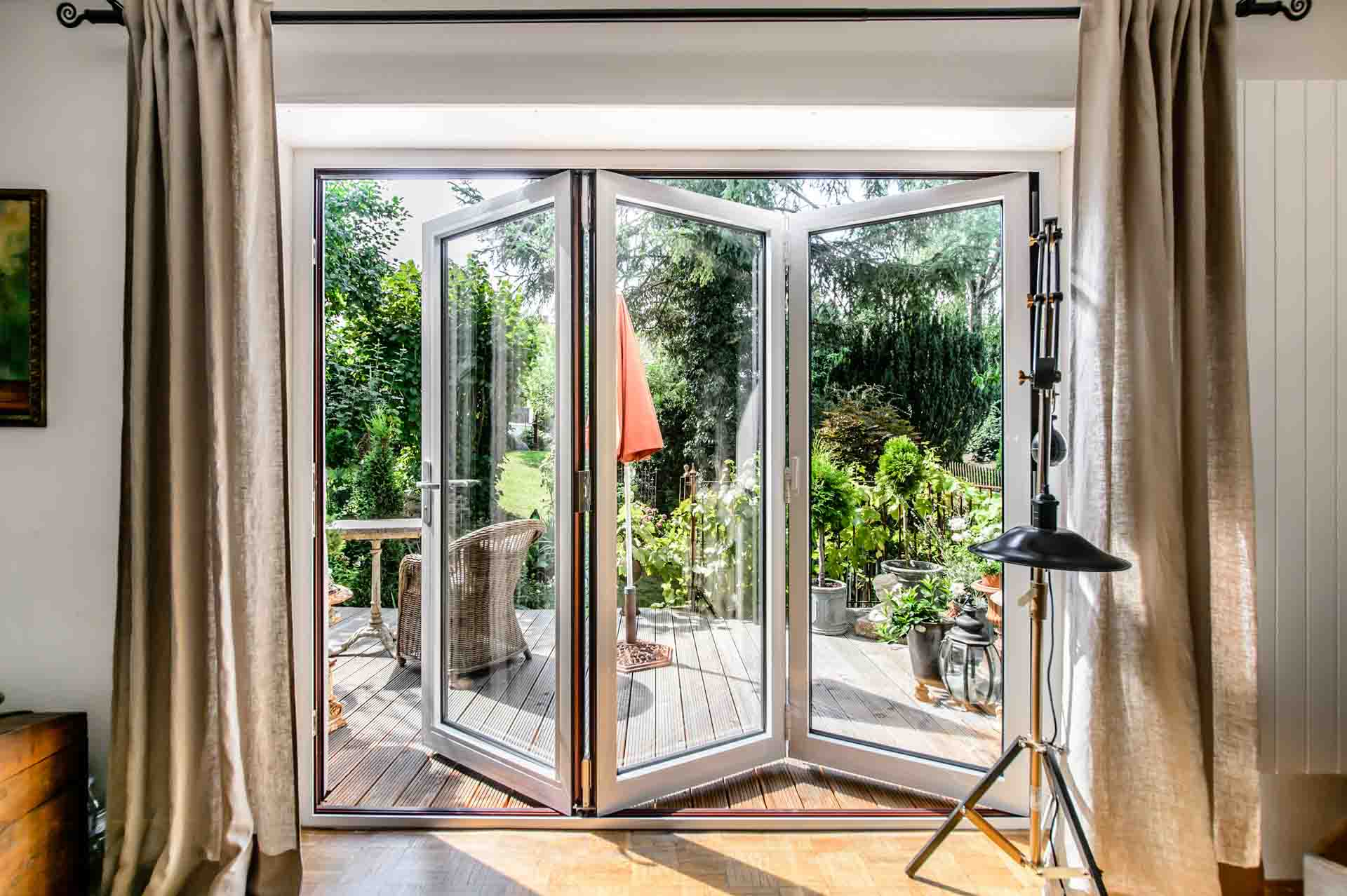 Moderne Faltschiebetür zum Garten von Kamm Fenster und Türen