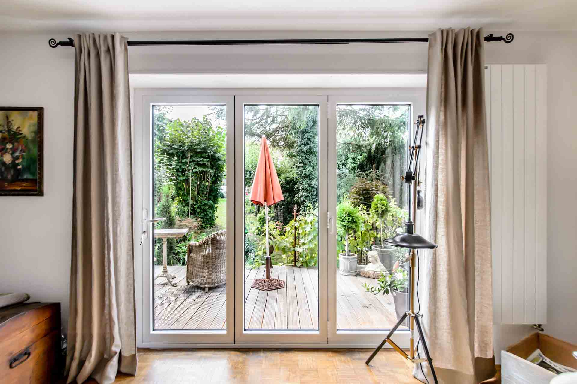 Moderne, geschlossene Faltschiebetür mit Glasfläche im Referenzprojekt Haag an der Amper.
