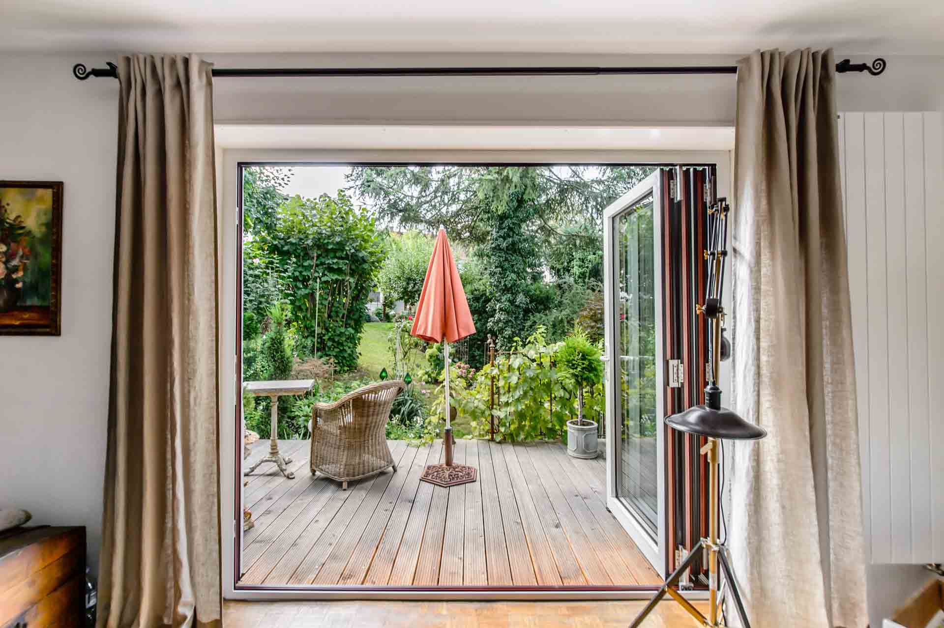 Geöffnete Faltschiebetür aus Glas zur Terrasse im Projekt Haag an der Amper.