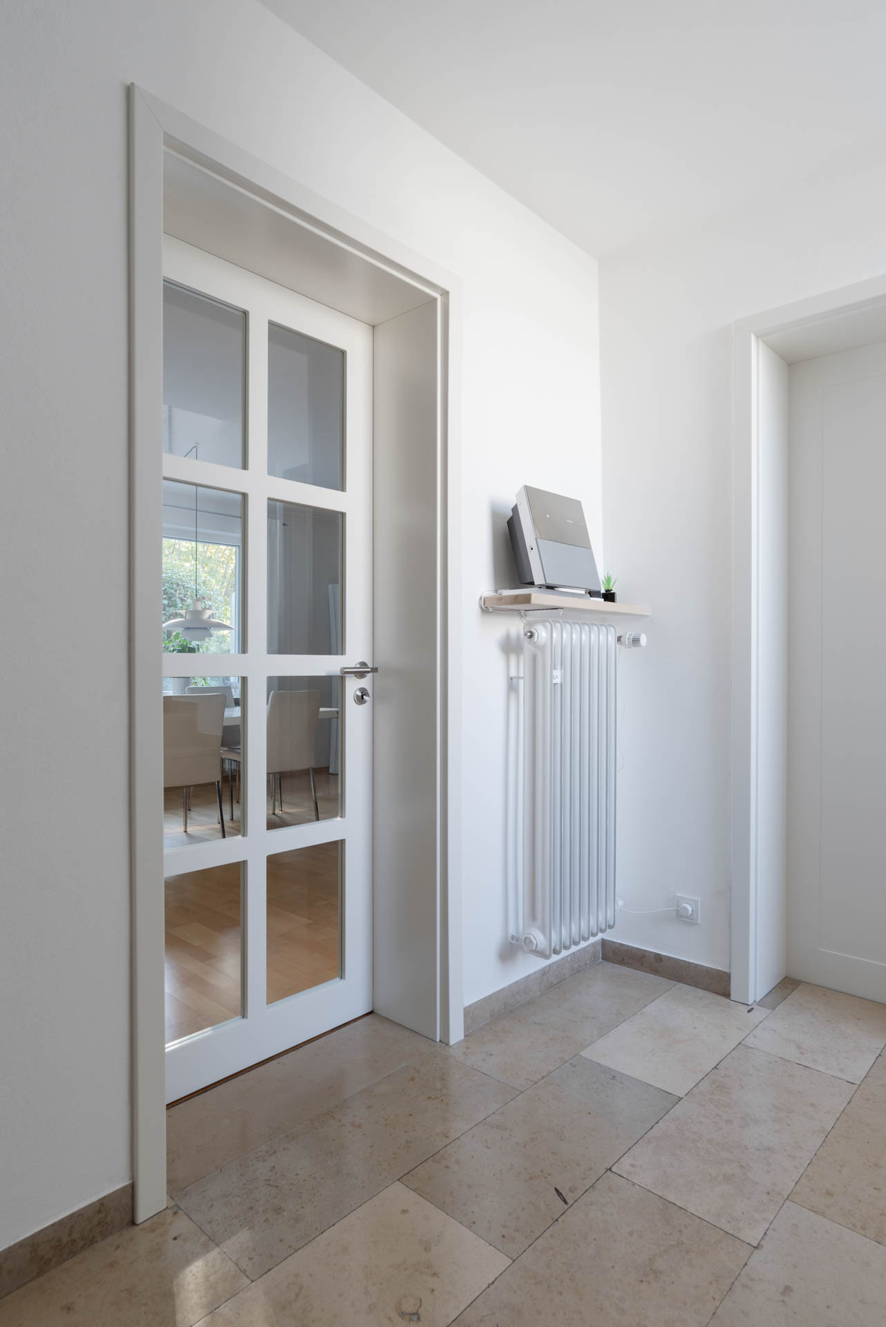 Elegante weiße Innentür mit Glassprossen in München.