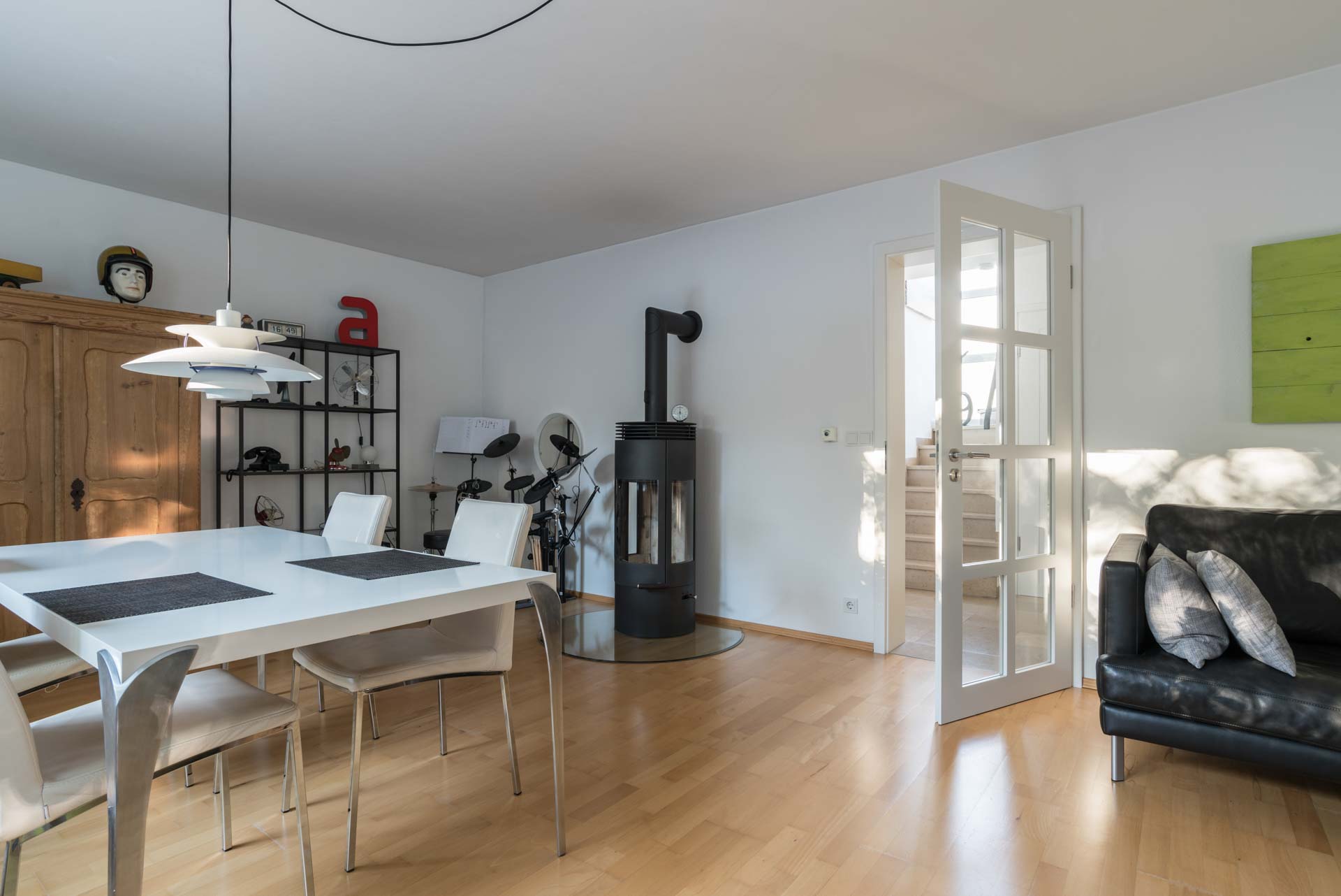 Geöffnete Innentür mit Glas und Sprossen im Esszimmer in München.