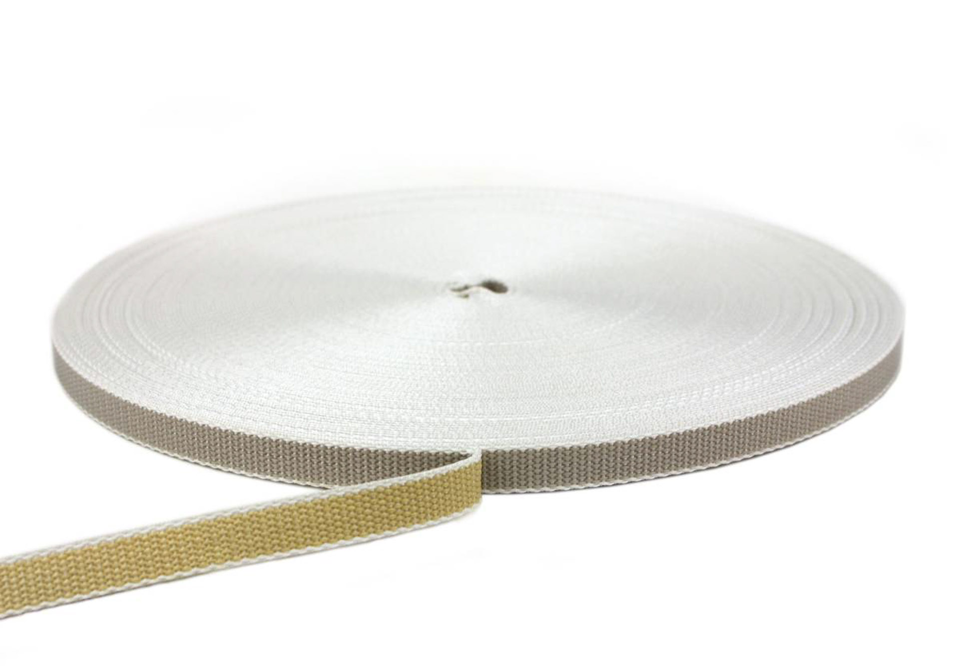 Detailaufnahme: Aufgerolltes Rollladengurtband in weiß-beige/grau für Fenster und Türen.