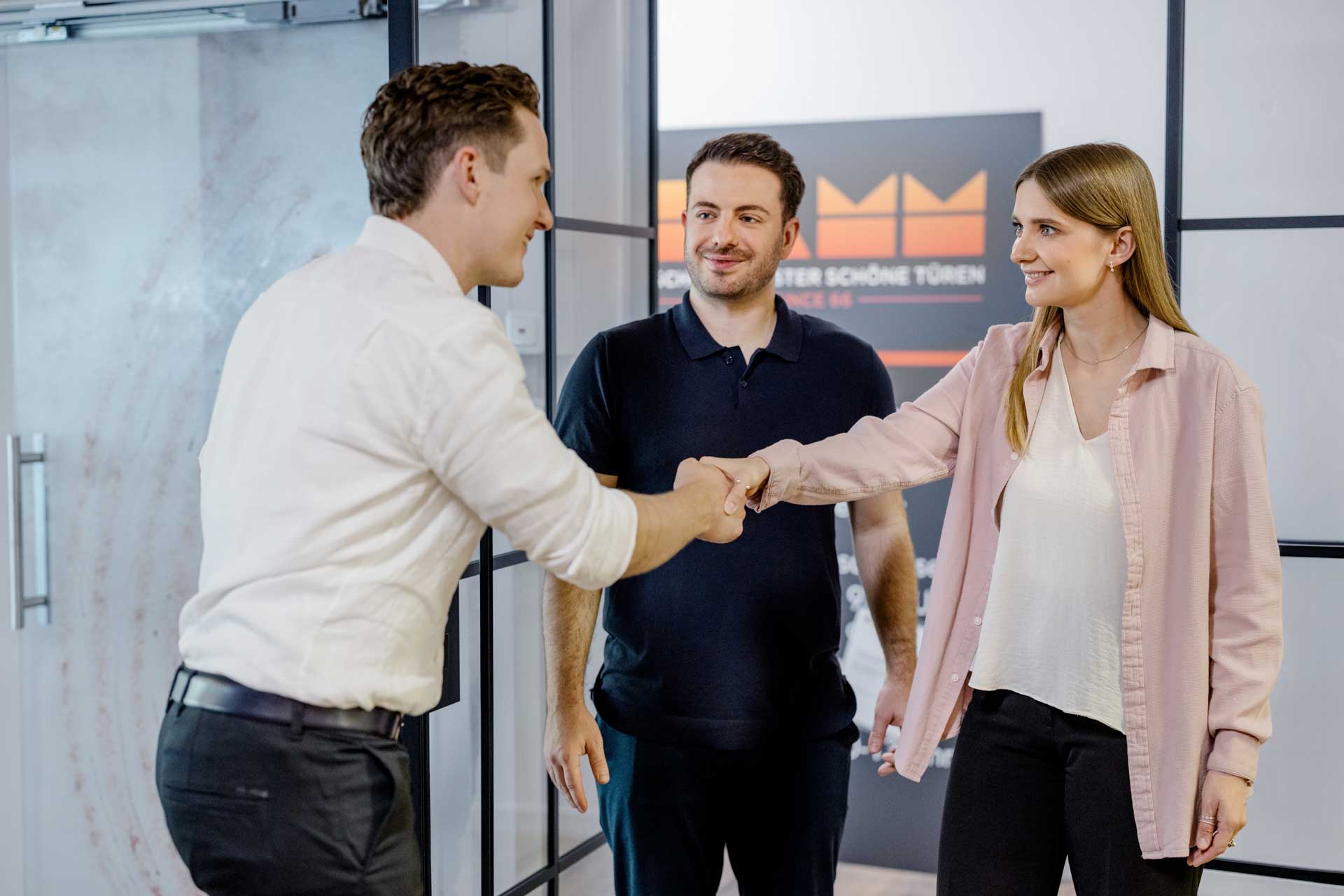 Beratungsgespräch im Showroom zu Fenster- und Türlösungen