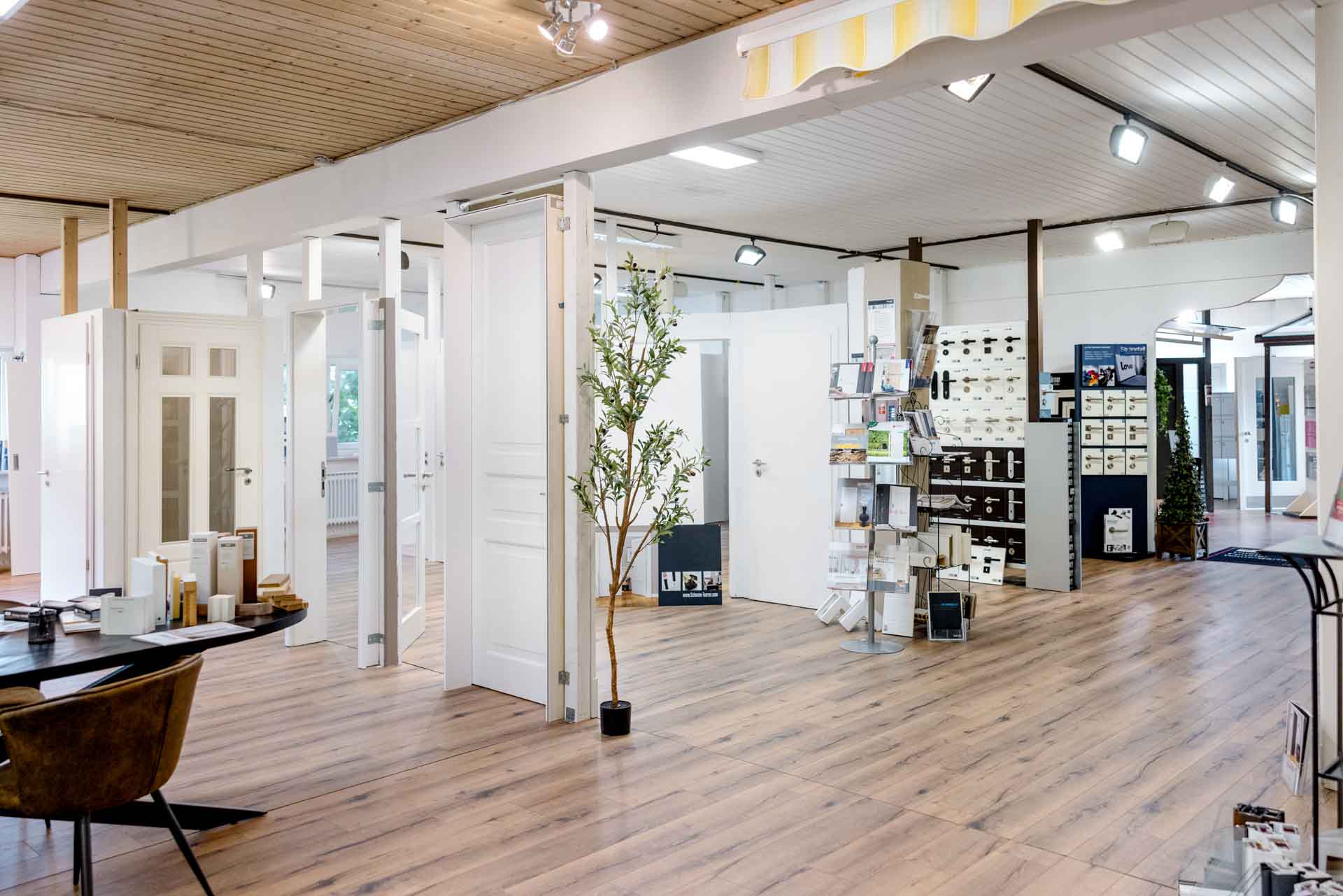 Blick in unseren Showroom mit verschiedenen Türen- und Fensterlösungen