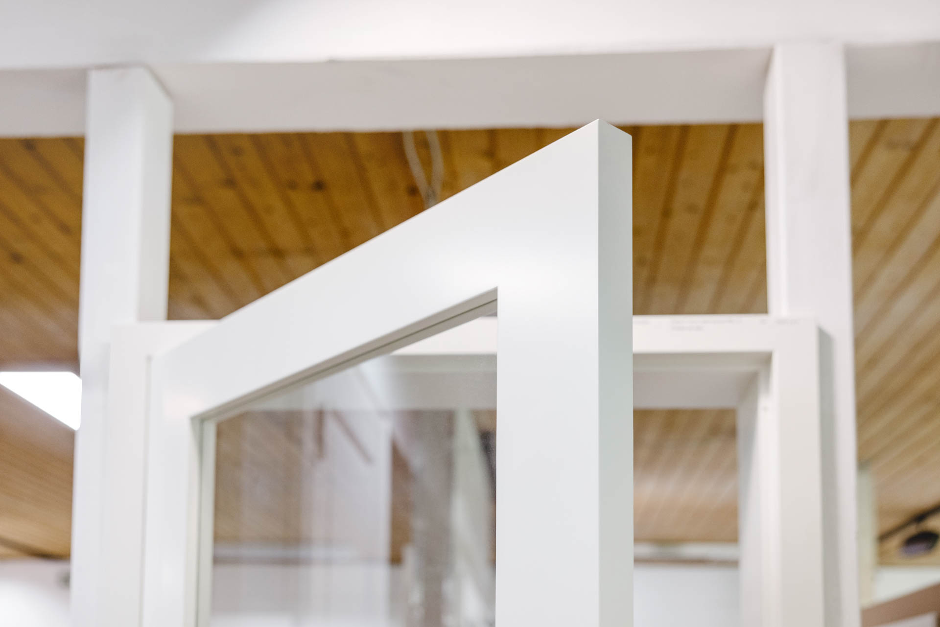 Kamm Türen und Fenster im Showroom: Nahaufnahme einer geöffneten Tür.