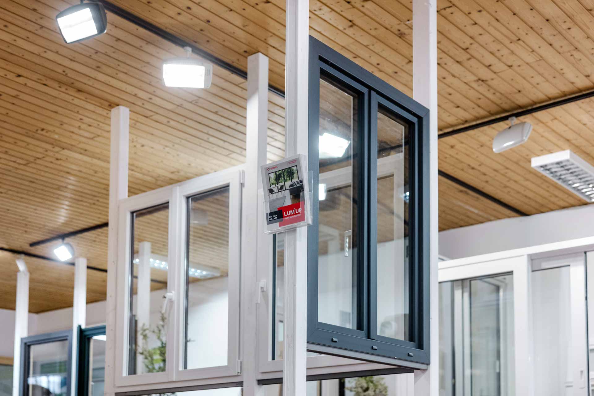 Kamm Türen und Fenster im Showroom: Diverse Fenster zur Ansicht.