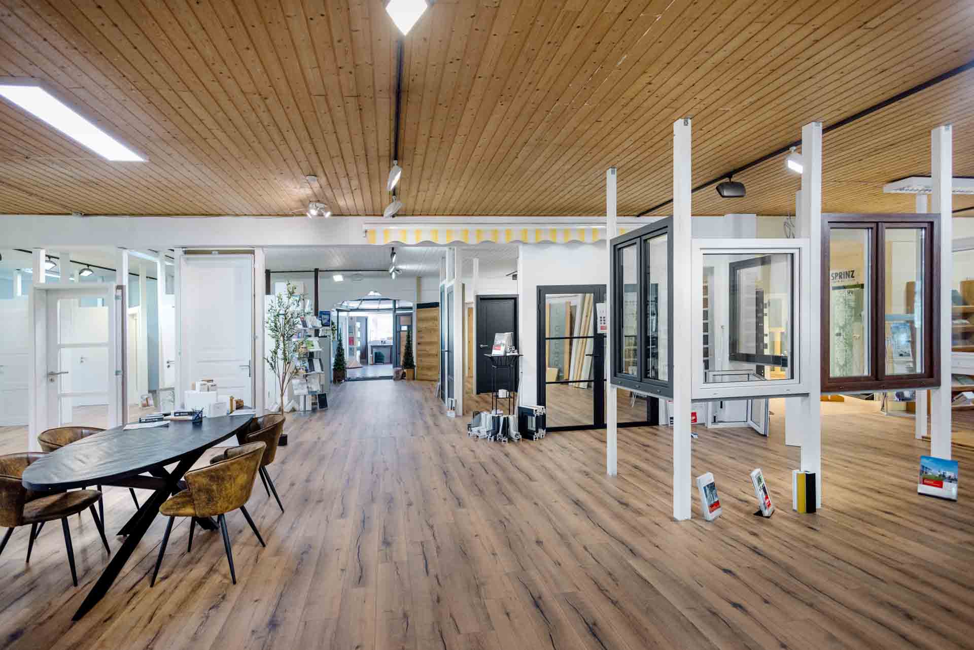 Kamm Türen und Fenster im Showroom: Diverse Fenster und Türen zur Ansicht.