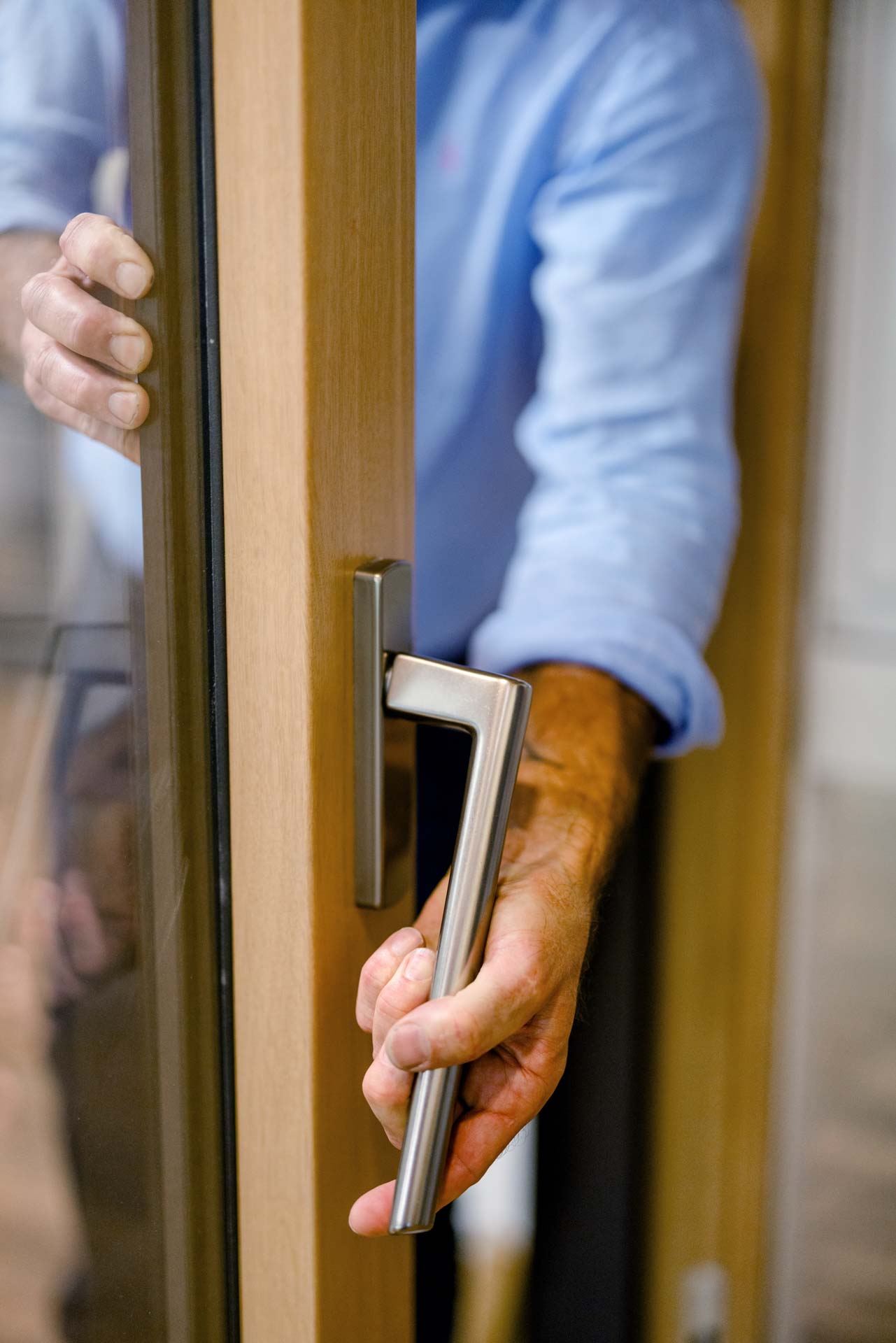 Moderner Edelstahl Fenstergriff am Holzfenster