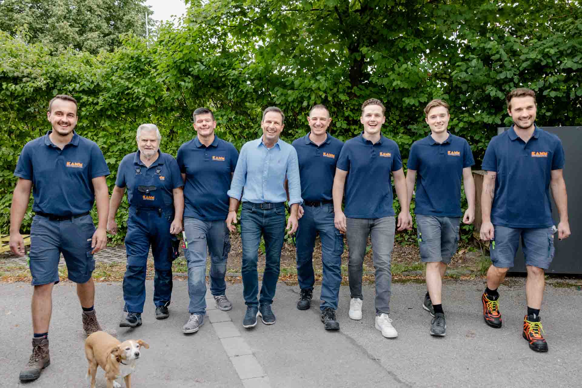Die männlichem Mitarbeiter und Familienhund von Kamm Fenster und Türen