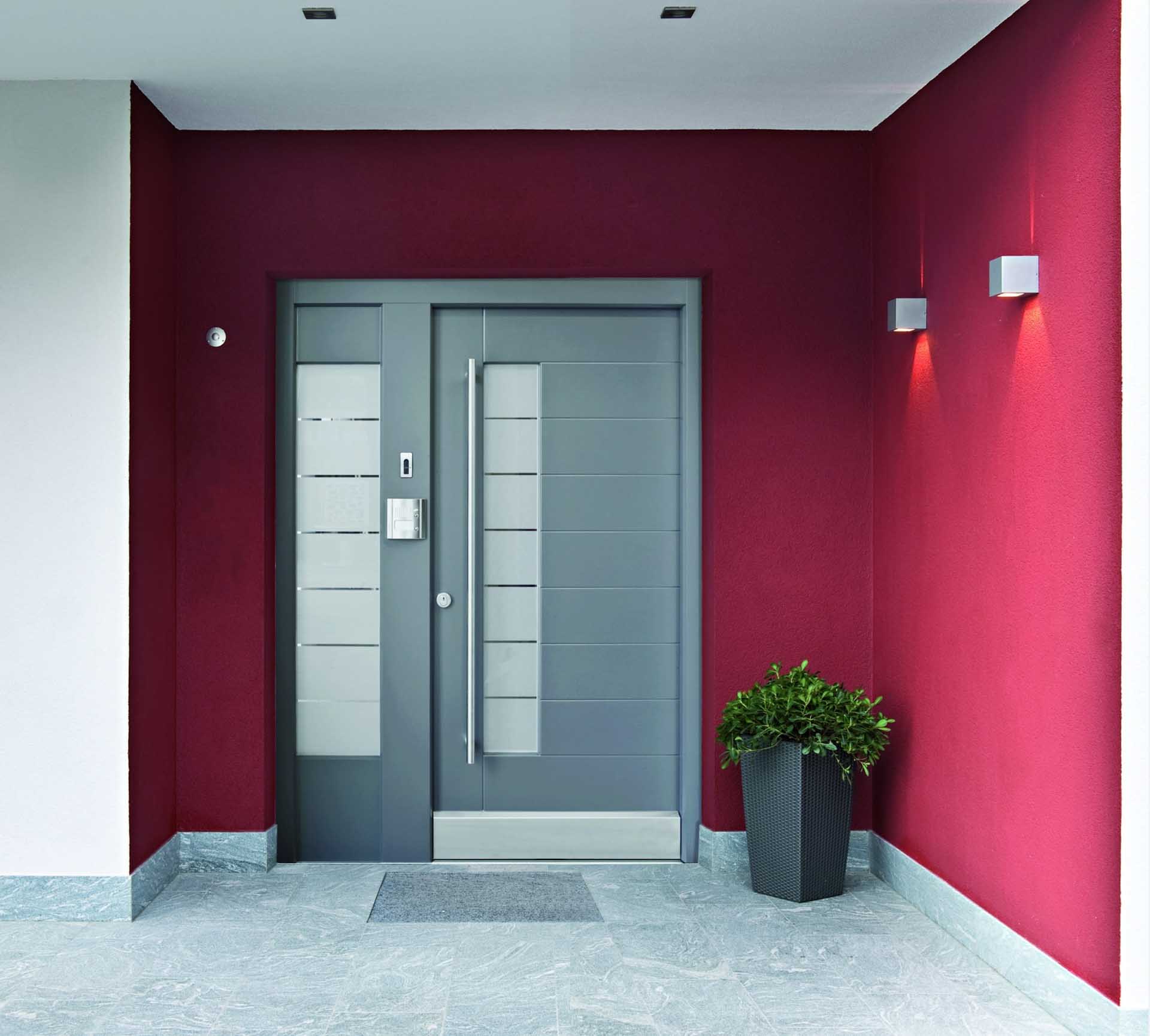 Breite Haustür in Grau mit Seitenteil, satinierten Querstreifen und langer Edelstahlgriffstange.