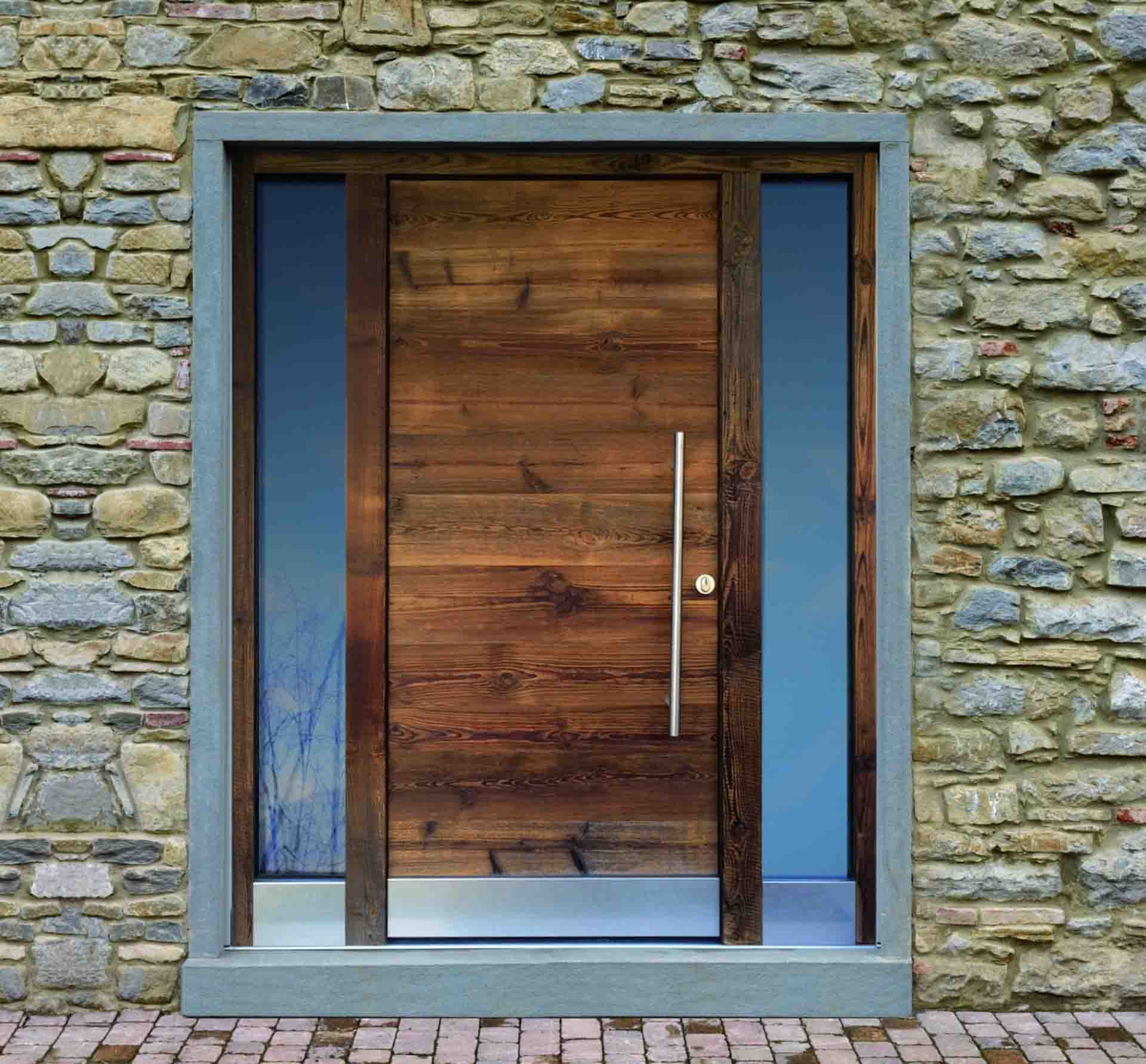 Flächenbündige Haustür aus dunklem Holz mit horizontaler Verlattung in moderner Fassade.