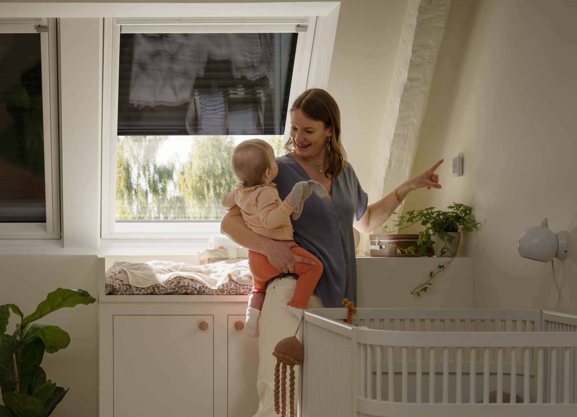 Dachfenster mit integriertem Verdunkelungsrollo in einem Kinderzimmer im Dachgeschoss.