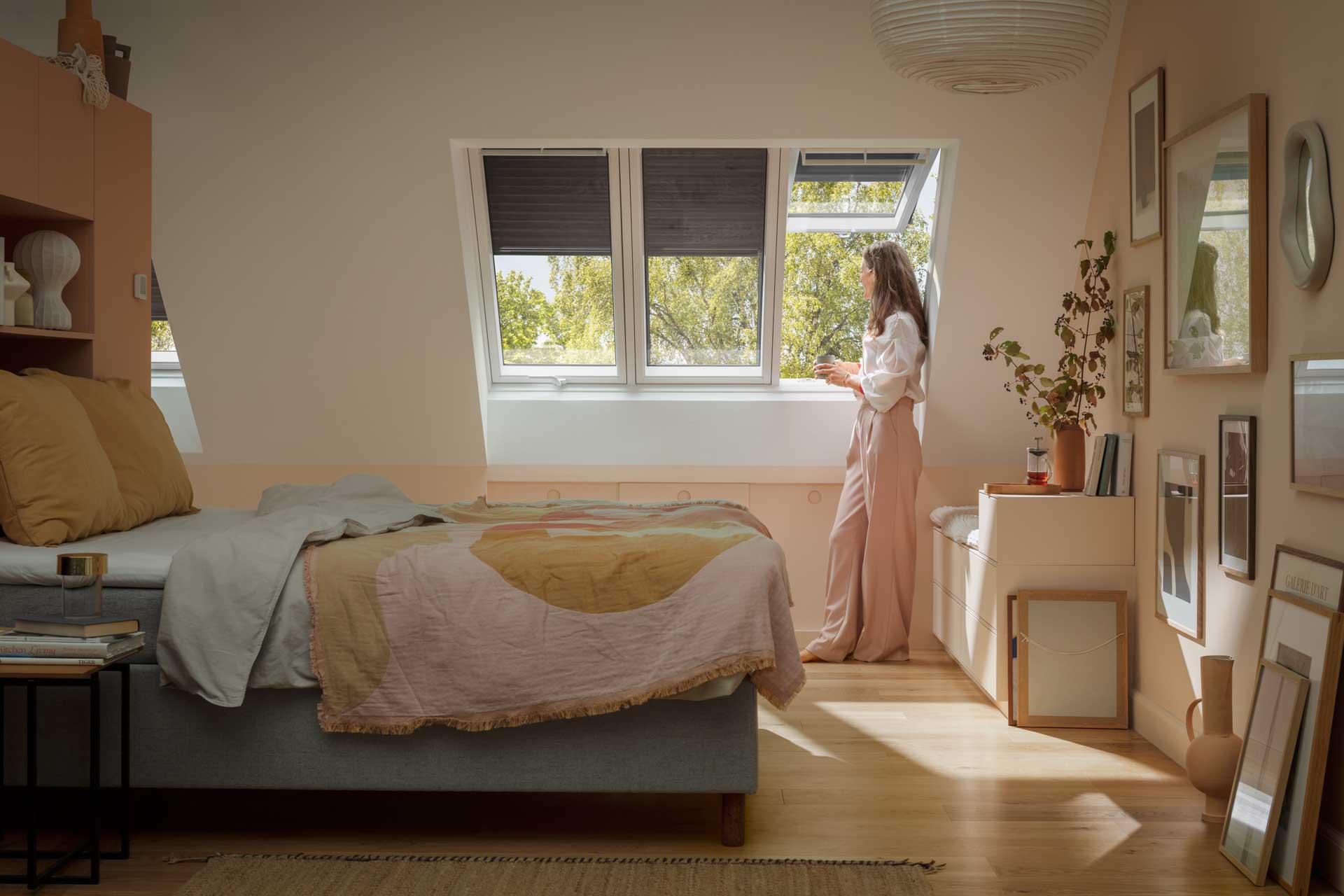 Dachfenster mit hellem Verdunkelungsrollo im Schlafzimmer, sorgt für optimalen Lichteinfall und Privatsphäre.