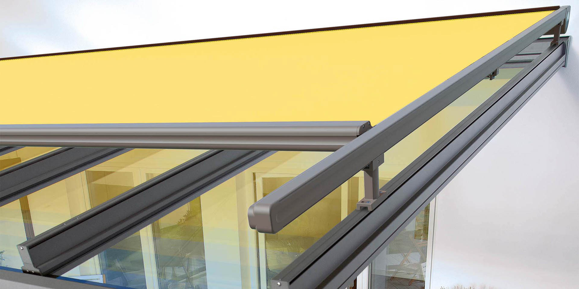 Gelbe Unterglas-Markise als Sonnenschutz auf einem dunklen Aluminium-Terrassendach.