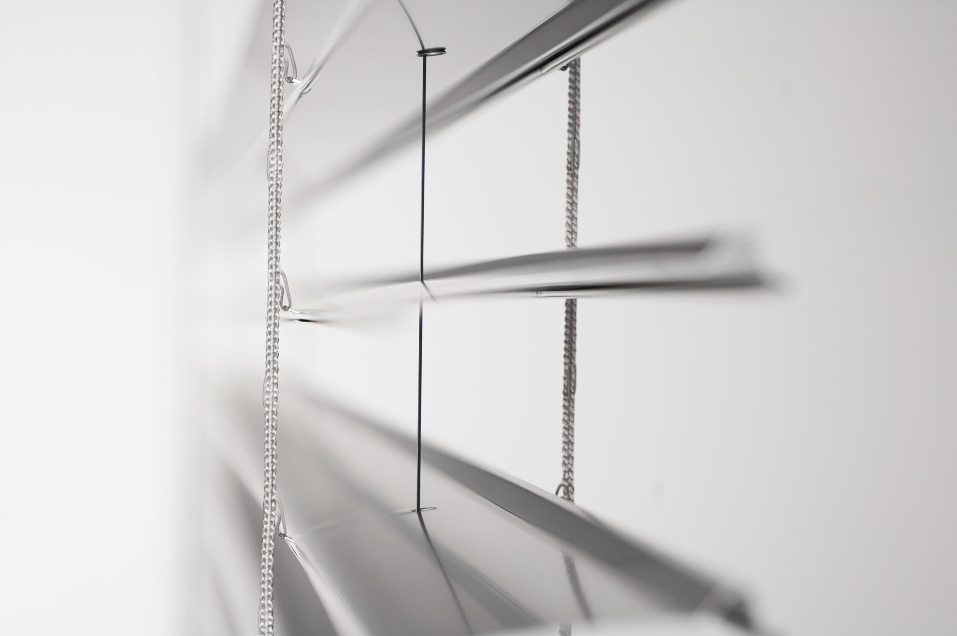 Nahansicht der waagerechten Lamellen eines silbernen Raffstore oder einer Jalousie.