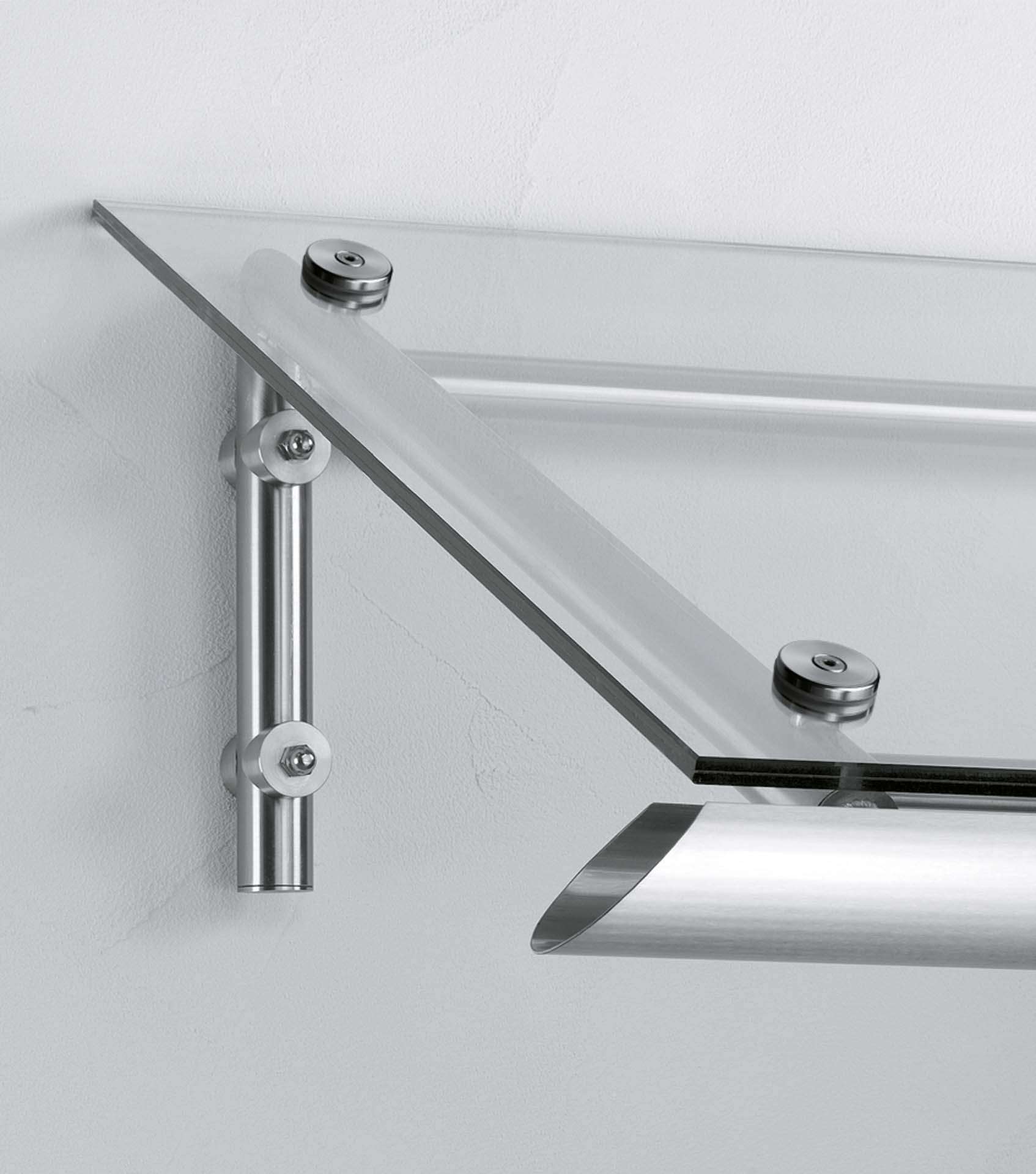 Nahansicht des gebürsteten Aluminium-Wandanschlussprofils einer Markise oder eines Vordachs.