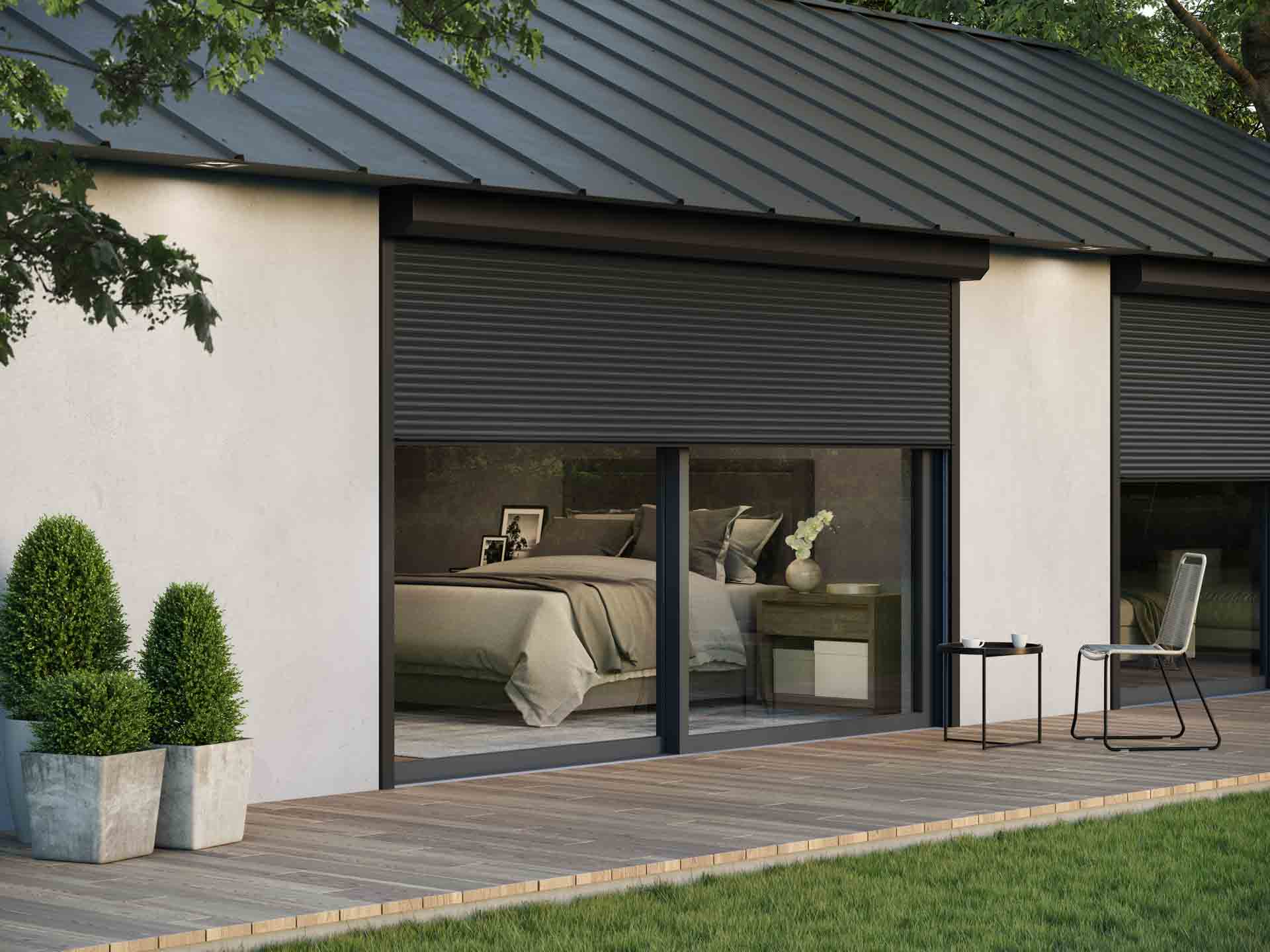 Schlafzimmer-Fenster mit Rollladen zum Schutz der Privatsphäre.