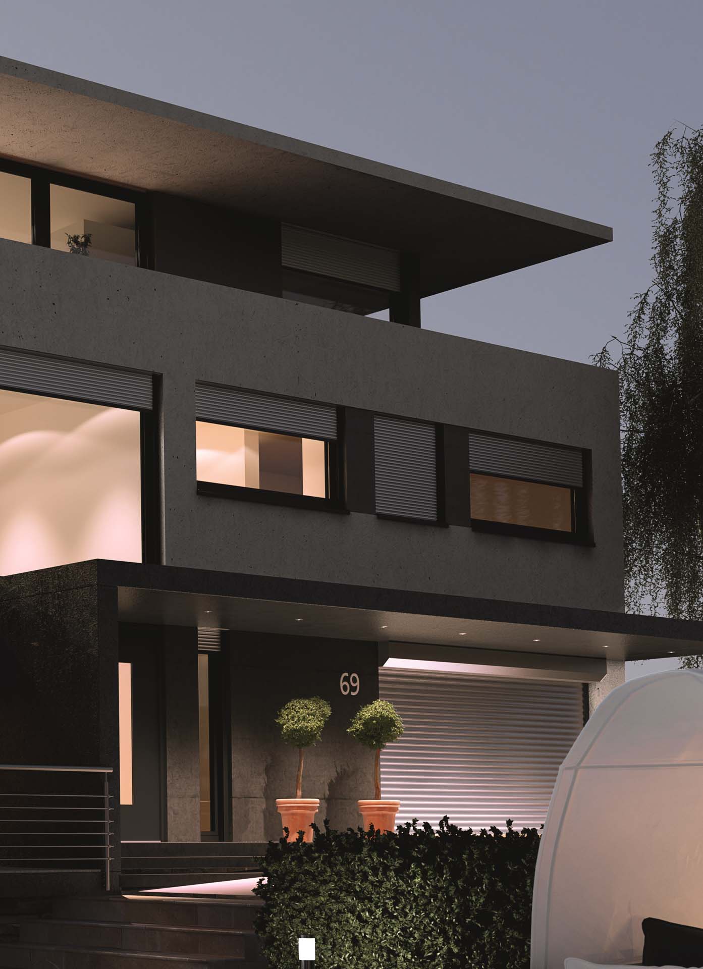 Luxus-Wohnhaus mit modernen Fenstern und Terrassenbereich.