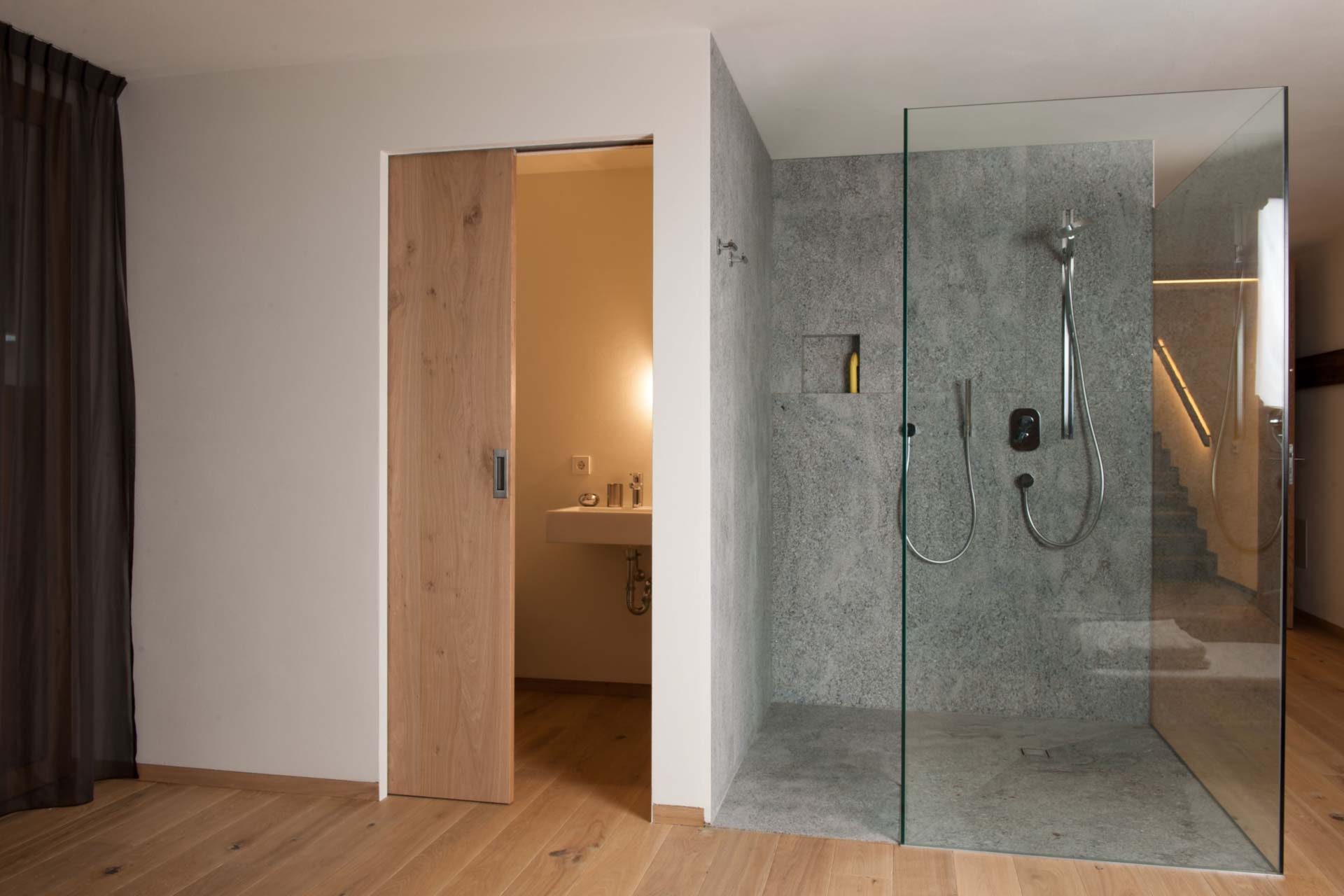 Holz-Innentür als platzsparende Schiebetür im modernen, offenen Wohnkonzept.