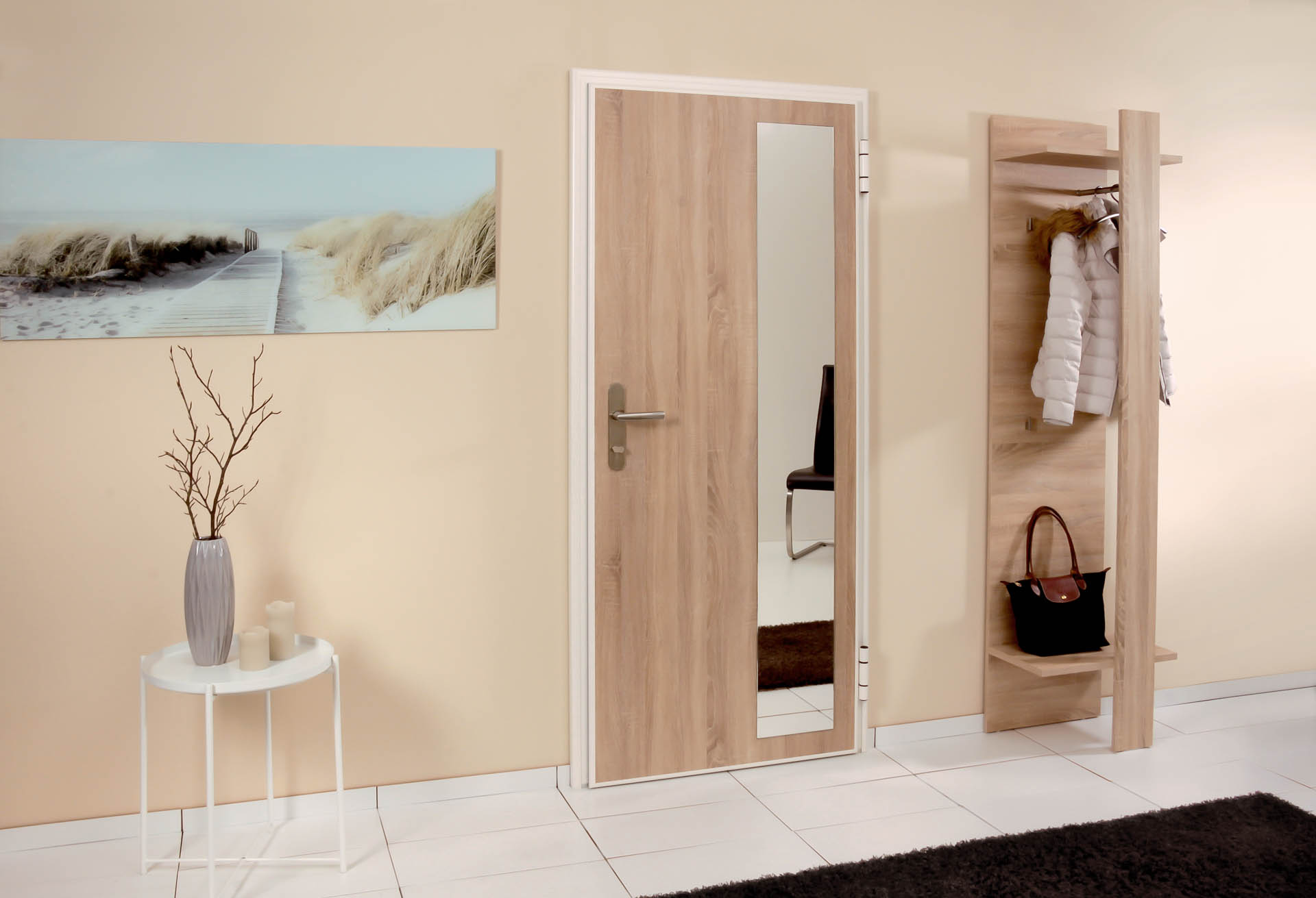 Wohnungseingangstür in heller Holzoptik mit großem Spiegel als stilvolle Innentür für den Flur.