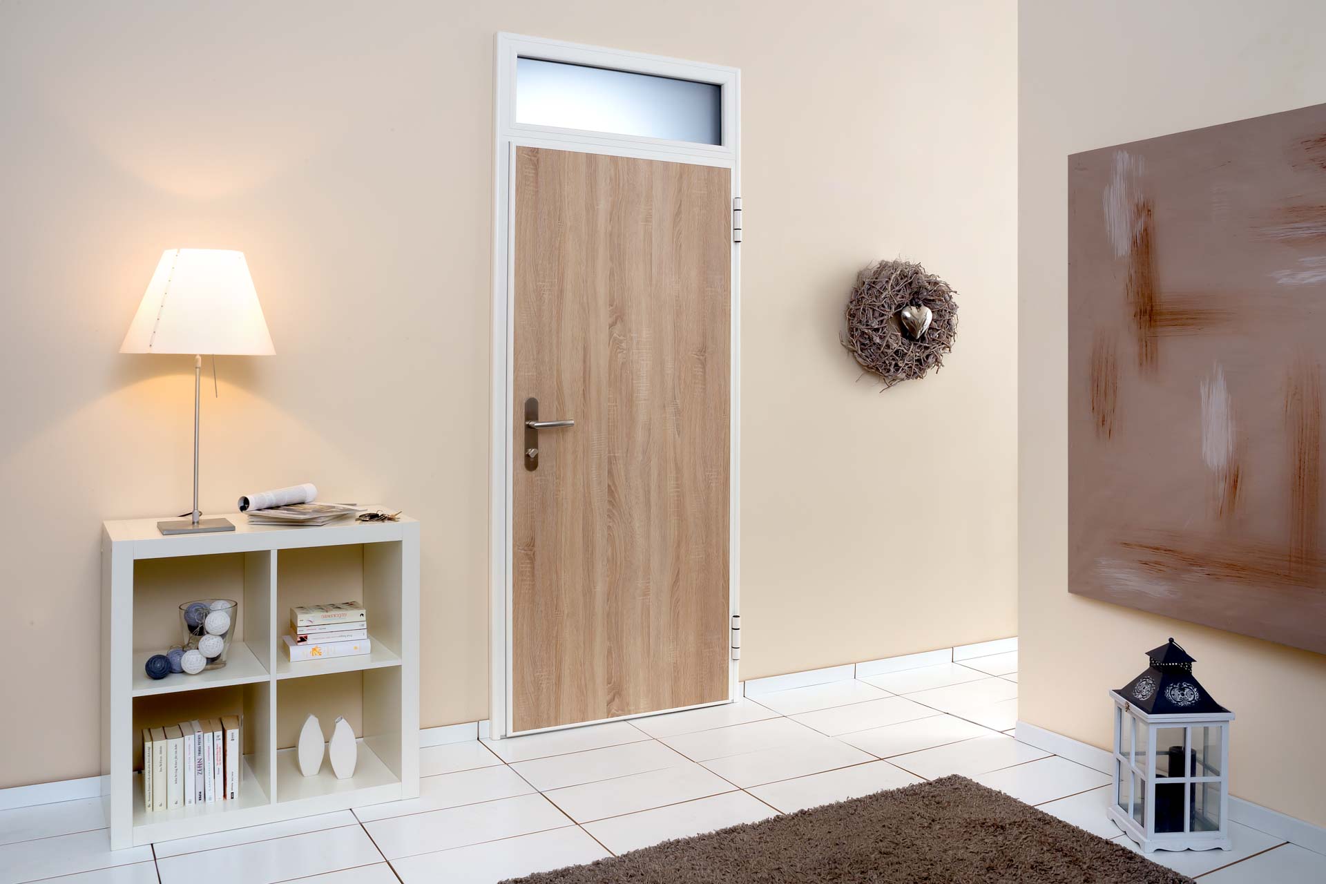 Wohnungseingangstür in Holzdekor mit Glas-Oberlicht für mehr Lichteinfall im Flur.